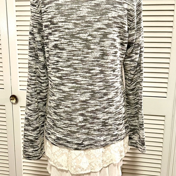 Karen Kane gray/black/white long sleeve top w/lace hem. size L Great condition! - Picture 5 of 6